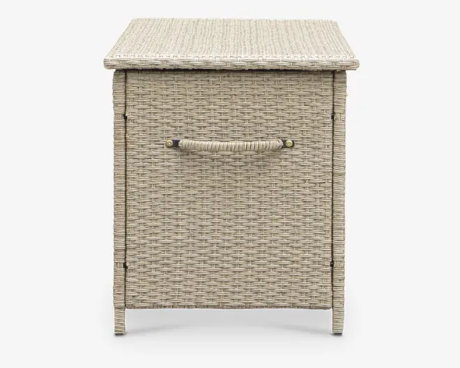 Rektangulært sidebord med tæt flettet rattan-lignende tekstur i en lys beige farve. Bordet har en flad top og en frontpanel med et vandret håndtag lavet af samme flettede materiale, fastgjort med to metalbeslag. Designet er enkelt og funktionelt, velegnet til både indendørs og udendørs brug.