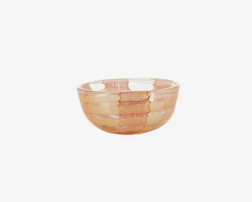 Rund glasskål med blank overflade, i en varm ravfarve og med et diskret stribet mønster. Skålen har en glat kant og en let tilspidset bund, hvilket giver den et moderne og elegant udtryk.