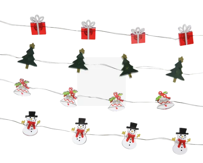 En festlig guirlande med fire forskellige julemotiver: røde gaver med hvide sløjfer, grønne juletræer med gulddetaljer, hvide klokker pyntet med kristtorn og røde bånd samt snemænd med sorte hatte og røde tørklæder. Hvert motiv gentages på sin egen snor, hvilket skaber en farverig og hyggelig juledekoration. Guirlanden er let og velegnet til ophængning på vægge, over pejse eller i vinduer.
