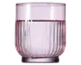 Kort tumbler lavet af lyserødt glas med lodrette riller på den nederste halvdel, hvilket giver et stilfuldt og moderne udseende. Glasset har en tyk, solid bund og en glat kant for behagelig drikning.