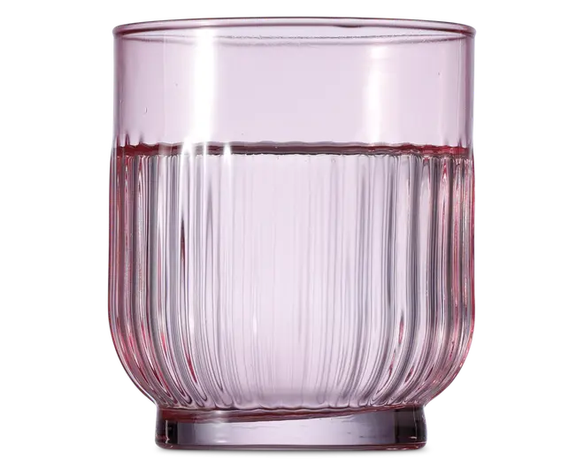 Kort tumbler lavet af lyserødt glas med lodrette riller på den nederste halvdel, hvilket giver et stilfuldt og moderne udseende. Glasset har en tyk, solid bund og en glat kant for behagelig drikning.