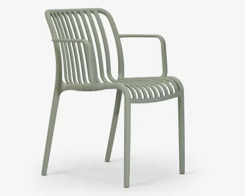 Stol med et moderne, minimalistisk design i en lys grøn farve. Stellet og sædet består af jævnt fordelte, afrundede lameller, der giver et let og luftigt udtryk. Stolen har armlæn og fire lige ben samt et let buet ryglæn for ergonomisk støtte. Materialet virker robust og egnet til både indendørs og udendørs brug.