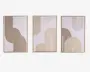 Sæt med tre indrammede tryk med minimalistiske geometriske designs. Hvert billede viser en række guld- og beige buede linjer, der danner buer og halvcirkler på en hvid baggrund. Mønstrene er abstrakte og moderne, og hvert billede har sin egen unikke sammensætning af de buede linjer. Rammerne er slanke og lyse, hvilket understreger kunstværkets rene og moderne stil.