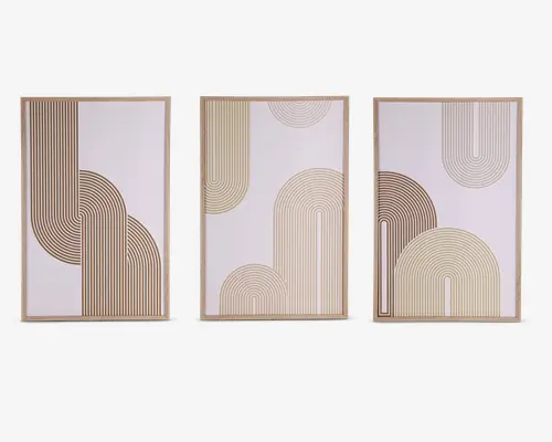 Sæt med tre indrammede tryk med minimalistiske geometriske designs. Hvert billede viser en række guld- og beige buede linjer, der danner buer og halvcirkler på en hvid baggrund. Mønstrene er abstrakte og moderne, og hvert billede har sin egen unikke sammensætning af de buede linjer. Rammerne er slanke og lyse, hvilket understreger kunstværkets rene og moderne stil.