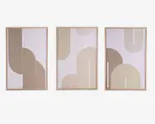 Sæt med tre indrammede tryk med minimalistiske geometriske designs. Hvert billede viser en række guld- og beige buede linjer, der danner buer og halvcirkler på en hvid baggrund. Mønstrene er abstrakte og moderne, og hvert billede har sin egen unikke sammensætning af de buede linjer. Rammerne er slanke og lyse, hvilket understreger kunstværkets rene og moderne stil.