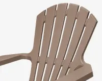 Nærbillede af ryglæn og armlæn på en stol lavet af lysebrun plast med træstruktur. Ryglænet har fem brede, lodrette lameller, der er let buede for ergonomisk støtte. Armlænet er bredt og fladt, hvilket giver behagelig støtte til armene.