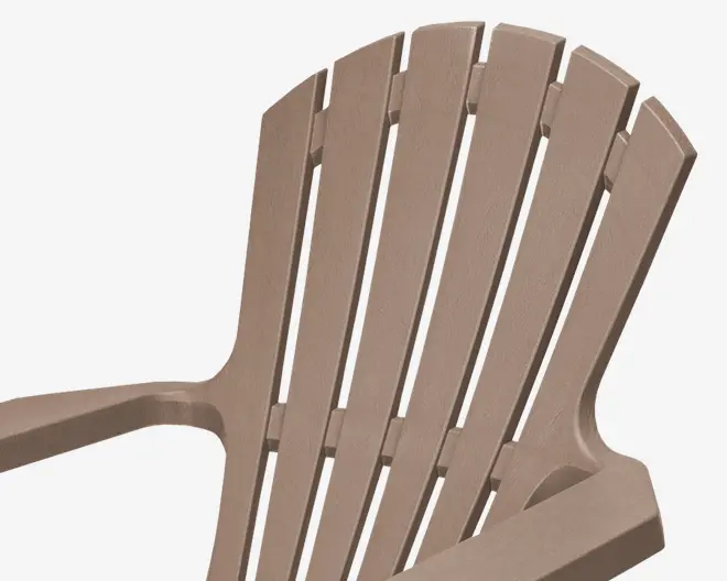 Nærbillede af ryglæn og armlæn på en stol lavet af lysebrun plast med træstruktur. Ryglænet har fem brede, lodrette lameller, der er let buede for ergonomisk støtte. Armlænet er bredt og fladt, hvilket giver behagelig støtte til armene.