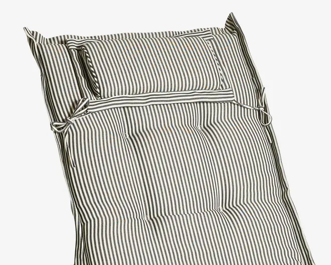 Polstret madras med tilhørende pude, begge med sort-hvidt lodret stribet mønster. Madrassen har syninger, der danner lette fordybninger for ekstra komfort, samt stofsnore i siderne til fastgørelse på møbler. Materialet ser blødt ud og egner sig til afslapning eller udendørs brug.