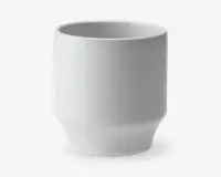 En enkel, hvid keramikkop med en glat, mat overflade. Koppen har en cylindrisk form med lige sider og en let smallere bund, hvilket giver et moderne og minimalistisk udtryk. Der er ingen hank, mønstre eller dekorationer.