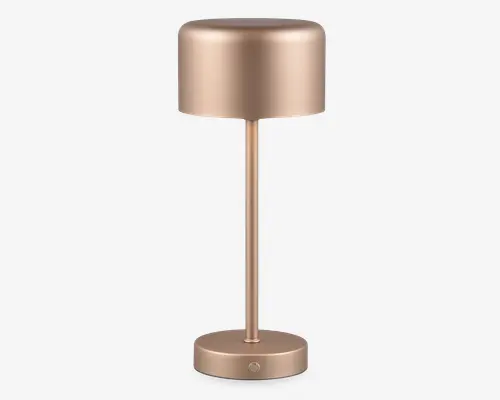Elegant, moderne lampe med mat metallisk rosaguld-finish. Lampen har en cylindrisk fod, en slank central stang og en bred, afrundet lampeskærm. Der er en touch-knap på basen for nem betjening. Minimalistisk design med glatte overflader og uden synlige samlinger eller dekorationer.