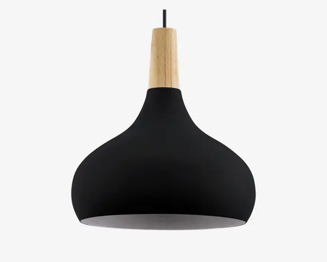 Loftlampe med mat sort, dråbeformet metalskærm og en detalje i lyst træ øverst. Lampens inderside er hvid for bedre lysrefleksion. Lampen hænger i en sort ledning.