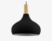 Loftlampe med mat sort, dråbeformet metalskærm og en detalje i lyst træ øverst. Lampens inderside er hvid for bedre lysrefleksion. Lampen hænger i en sort ledning.