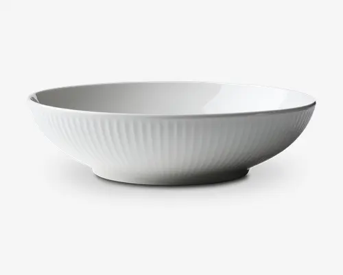 En rund, hvid skål med bred og lav form. Ydersiden har en diskret lodret rillet struktur, som giver et elegant udtryk. Kanten er glat og let udadbuet, mens indersiden er blank og ensfarvet. Bunden er let hævet for ekstra stabilitet.