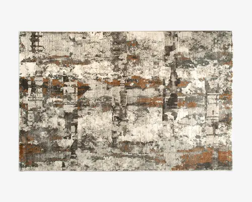 Rektangulært tæppe med et abstrakt, slidt mønster i grå, hvide og rust-orange nuancer. Designet har et tekstureret udtryk med lagdelte, ujævne felter og linjer, hvilket giver et moderne og kunstnerisk look. Overfladen ser blød og lavluvet ud, velegnet til moderne indretning.