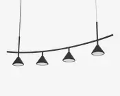 Et moderne loftarmatur med fire jævnt fordelte, koniske lampeskærme i mat sort. Lampeskærmene er ophængt fra en let buet, vandret stang, som hænger ned fra loftet via to lodrette stænger. Indersiden af hver lampeskærm er hvid, hvilket giver en ren kontrast og forbedrer lysrefleksionen. Designet er minimalistisk og nutidigt, velegnet til køkkener, spisestuer eller kontorer.