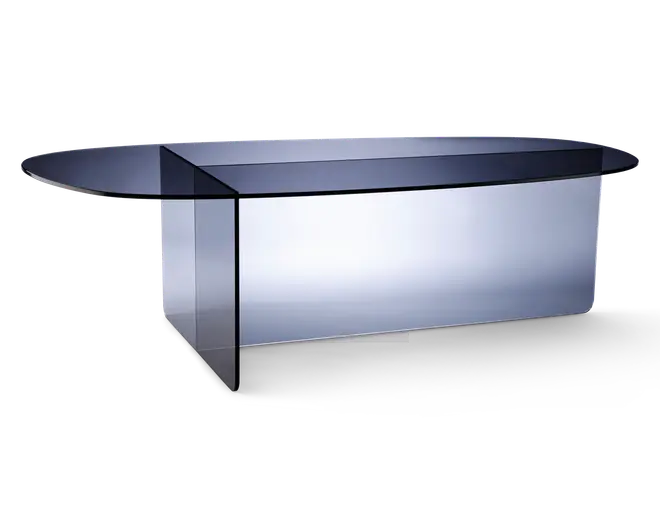 Elegant, moderne bord med røgfarvet glasfinish. Bordpladen har en aflang oval form med afrundede kanter og understøttes af to krydsende glasplader, der danner et kryds som base. Glasset har et reflekterende, let tonet udseende, hvilket giver bordet et nutidigt og minimalistisk udtryk.