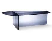 Elegant, moderne bord med røgfarvet glasfinish. Bordpladen har en aflang oval form med afrundede kanter og understøttes af to krydsende glasplader, der danner et kryds som base. Glasset har et reflekterende, let tonet udseende, hvilket giver bordet et nutidigt og minimalistisk udtryk.