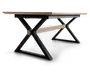 Rektangulært bord med en lys træbordplade og sorte metalben i X-form. Bordet har en matchende lys træstang, der forbinder benene for ekstra stabilitet. Designet er moderne og industrielt med rene linjer og solid konstruktion.