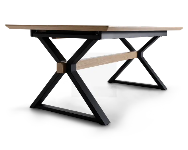 Rektangulært bord med en lys træbordplade og sorte metalben i X-form. Bordet har en matchende lys træstang, der forbinder benene for ekstra stabilitet. Designet er moderne og industrielt med rene linjer og solid konstruktion.