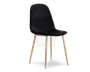 Stol med glat, sort, buet sæde og ryglæn, polstret med et blødt stof. Stolen har fire slanke, skråtstillede ben i lyst trælook, hvilket giver et moderne og minimalistisk udtryk.