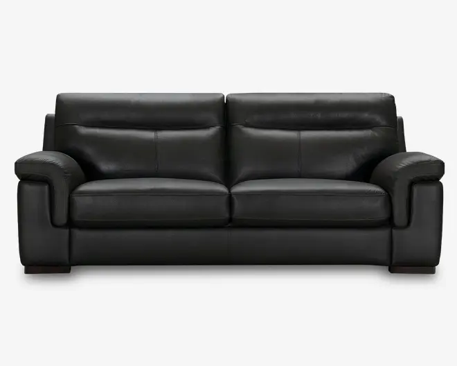 En moderne sort lædersofa med brede, polstrede armlæn og bløde sæde- og ryghynder. Sofaen har rene linjer, diskrete syninger på hynderne og et lavt design med korte, mørke træben. Læderbetrækket har en glat, let blank overflade, hvilket giver sofaen et stilrent og moderne udtryk.