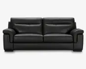 En moderne sort lædersofa med brede, polstrede armlæn og bløde sæde- og ryghynder. Sofaen har rene linjer, diskrete syninger på hynderne og et lavt design med korte, mørke træben. Læderbetrækket har en glat, let blank overflade, hvilket giver sofaen et stilrent og moderne udtryk.
