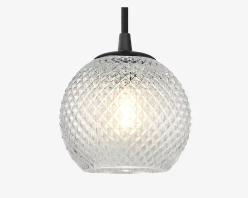 Rund pendellampe med en tekstureret glasskærm i diamantmønster. Glasset er klart, så pæren indeni er synlig og giver et klart, diffust lys. Lampen hænger i en sort ledning og har en metalfatning i toppen for et moderne udtryk.