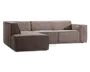 Moderne L-formet sofa med venstrevendt chaiselong. Sofaen er betrukket med et blødt, tekstureret brunt stof og har rene linjer samt brede, lavprofilerede armlæn. Sæde- og ryghynderne er tykke og faste, hvilket giver god støtte. Designet er minimalistisk med diskrete syninger langs kanterne for et elegant udtryk.
