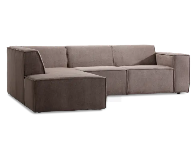 Moderne L-formet sofa med venstrevendt chaiselong. Sofaen er betrukket med et blødt, tekstureret brunt stof og har rene linjer samt brede, lavprofilerede armlæn. Sæde- og ryghynderne er tykke og faste, hvilket giver god støtte. Designet er minimalistisk med diskrete syninger langs kanterne for et elegant udtryk.
