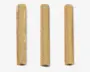 Tre cylindriske ruller brunt kraft gavepapir, hver med et diskret, gentagende mønster af hvide snefnug. Papiret har en mat overflade, og snefnugdesignene varierer i størrelse og stil, hvilket giver et festligt og elegant udtryk, der egner sig til gaveindpakning i juletiden.