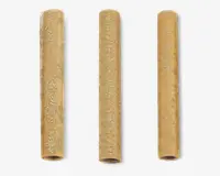 Tre cylindriske ruller brunt kraft gavepapir, hver med et diskret, gentagende mønster af hvide snefnug. Papiret har en mat overflade, og snefnugdesignene varierer i størrelse og stil, hvilket giver et festligt og elegant udtryk, der egner sig til gaveindpakning i juletiden.