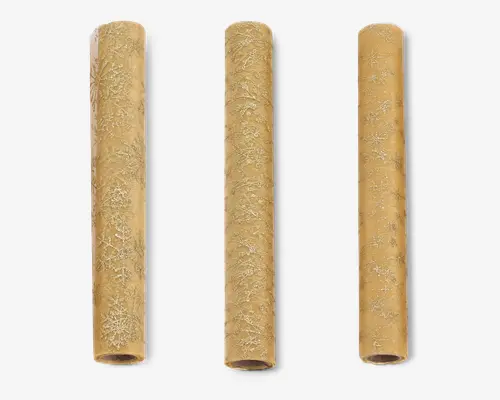 Tre cylindriske ruller brunt kraft gavepapir, hver med et diskret, gentagende mønster af hvide snefnug. Papiret har en mat overflade, og snefnugdesignene varierer i størrelse og stil, hvilket giver et festligt og elegant udtryk, der egner sig til gaveindpakning i juletiden.