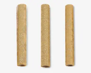 Tre cylindriske ruller brunt kraft gavepapir, hver med et diskret, gentagende mønster af hvide snefnug. Papiret har en mat overflade, og snefnugdesignene varierer i størrelse og stil, hvilket giver et festligt og elegant udtryk, der egner sig til gaveindpakning i juletiden.