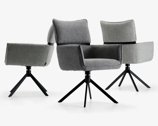 Moderne stole med minimalistisk design, polstret med blødt gråt stof, firkantet sæde og ryglæn samt lige armlæn. Stolene har en robust sort metalbase med fire skråtstillede ben for stabilitet. Ryglæn og sæde er godt polstret for komfort, og det samlede udtryk er stilrent og moderne.