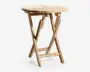 Rundt bord i træ med lamelbordplade og naturfinish. Bordet har et sammenklappeligt design med krydsede ben og en støttebjælke for stabilitet. Træets årer er synlige, hvilket giver et rustikt og afslappet udtryk, velegnet til både indendørs og udendørs brug.