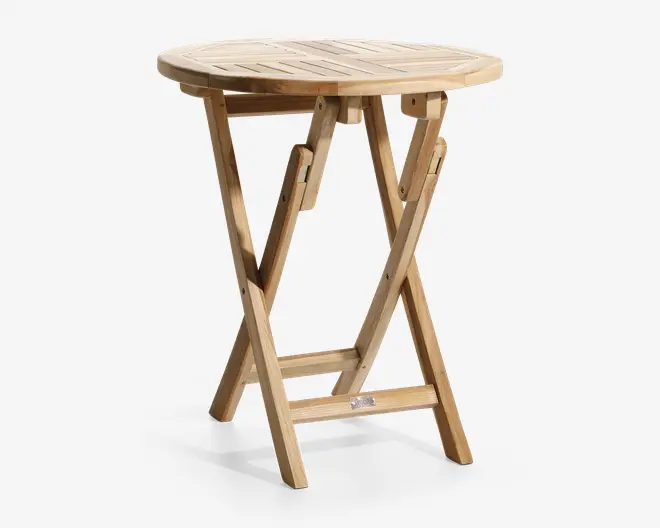 Rundt bord i træ med lamelbordplade og naturfinish. Bordet har et sammenklappeligt design med krydsede ben og en støttebjælke for stabilitet. Træets årer er synlige, hvilket giver et rustikt og afslappet udtryk, velegnet til både indendørs og udendørs brug.