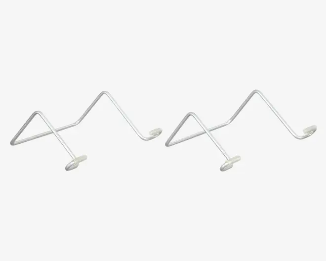 Sæt af metalbøjler med zigzag-form, hver med tre vinklede bøjninger og flade, cirkulære ender for stabilitet. Bøjlerne er sølvfarvede og designet til at holde eller støtte genstande sikkert.