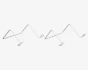 Sæt af metalbøjler med zigzag-form, hver med tre vinklede bøjninger og flade, cirkulære ender for stabilitet. Bøjlerne er sølvfarvede og designet til at holde eller støtte genstande sikkert.