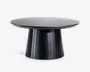 Rundt bord med en glat, flad bordplade og en bred, rillet søjleformet fod. Bordet har en mat sort finish, som giver det et moderne og elegant udtryk. Foden har lodrette riller, der tilføjer struktur og visuel interesse.