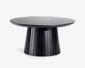 Rundt bord med en glat, flad bordplade og en bred, rillet søjleformet fod. Bordet har en mat sort finish, som giver det et moderne og elegant udtryk. Foden har lodrette riller, der tilføjer struktur og visuel interesse.