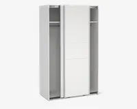 Høj, hvid garderobe med to skydedøre og et moderne, minimalistisk design. Indvendigt er der to hovedsektioner, hver med en bøjlestang og en hylde øverst til ekstra opbevaring. Dørene har en glat, flad overflade med diskrete vandrette paneldetaljer.