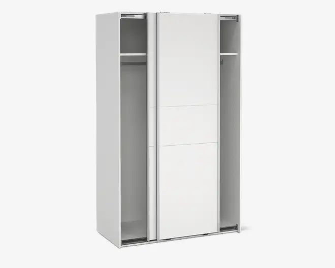 Høj, hvid garderobe med to skydedøre og et moderne, minimalistisk design. Indvendigt er der to hovedsektioner, hver med en bøjlestang og en hylde øverst til ekstra opbevaring. Dørene har en glat, flad overflade med diskrete vandrette paneldetaljer.