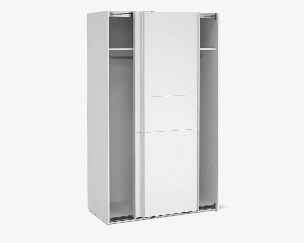 Høj, hvid garderobe med to skydedøre og et moderne, minimalistisk design. Indvendigt er der to hovedsektioner, hver med en bøjlestang og en hylde øverst til ekstra opbevaring. Dørene har en glat, flad overflade med diskrete vandrette paneldetaljer.