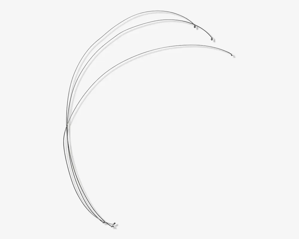 To tynde, sorte, fleksible bånd med en glat overflade, let buede og designet til at sidde behageligt omkring hovedet. Båndene har afrundede ender og er lette, velegnede til at holde håret tilbage uden at give ubehag.