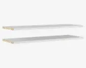 To rektangulære, flade plader med en glat, hvid overflade på toppen og siderne samt synlige spånpladekanter i den ene ende. Pladerne har et enkelt, minimalistisk udseende og ensartet tykkelse.