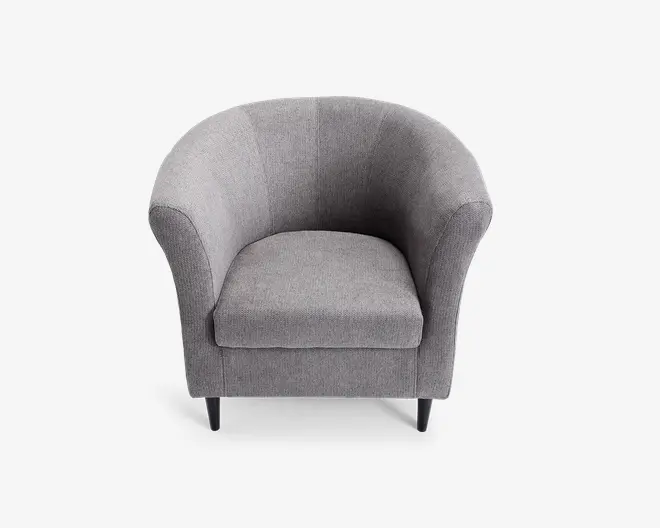 En moderne lænestol med rund ryglæn og brede, buede armlæn. Stolen er polstret med lysegråt stof, der har en glat og let tekstureret overflade. Den har en tyk, blød siddepude for ekstra komfort og står på fire korte, koniske sorte ben.