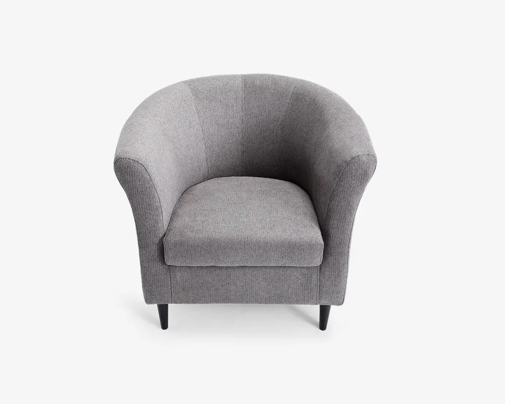 En moderne lænestol med rund ryglæn og brede, buede armlæn. Stolen er polstret med lysegråt stof, der har en glat og let tekstureret overflade. Den har en tyk, blød siddepude for ekstra komfort og står på fire korte, koniske sorte ben.