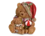 En dekorativ figur forestillende to brune bamser med tekstureret pels. Den store bamse bærer en rød nissehue med hvid kant og kristtornblade samt et gråt tørklæde med røde striber. Den lille bamse sidder på den stores skød, har et gråt tørklæde og holder en slikstok. Den store bamse holder en rød og hvid bold samt en grøn gave med rød sløjfe. Figuren har et festligt, julet tema med detaljerede træk og et hyggeligt udtryk.