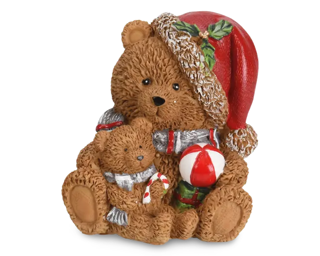 En dekorativ figur forestillende to brune bamser med tekstureret pels. Den store bamse bærer en rød nissehue med hvid kant og kristtornblade samt et gråt tørklæde med røde striber. Den lille bamse sidder på den stores skød, har et gråt tørklæde og holder en slikstok. Den store bamse holder en rød og hvid bold samt en grøn gave med rød sløjfe. Figuren har et festligt, julet tema med detaljerede træk og et hyggeligt udtryk.