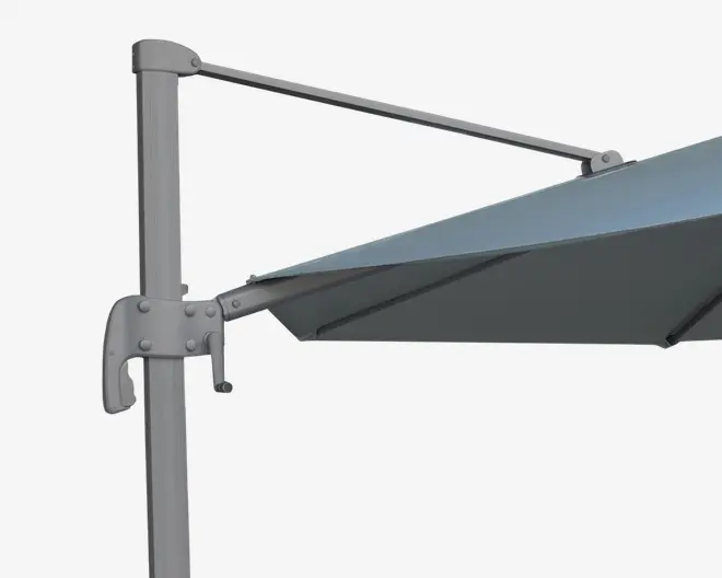 Nærbillede af en solid metalstøttestang med en vandret arm, der rækker ud og holder et stramt, skråt stofsejl. Konstruktionen har synlige bolte og beslag for sikker fastgørelse, og stoffet ser ud til at være vejrbestandigt og egnet til udendørs brug.